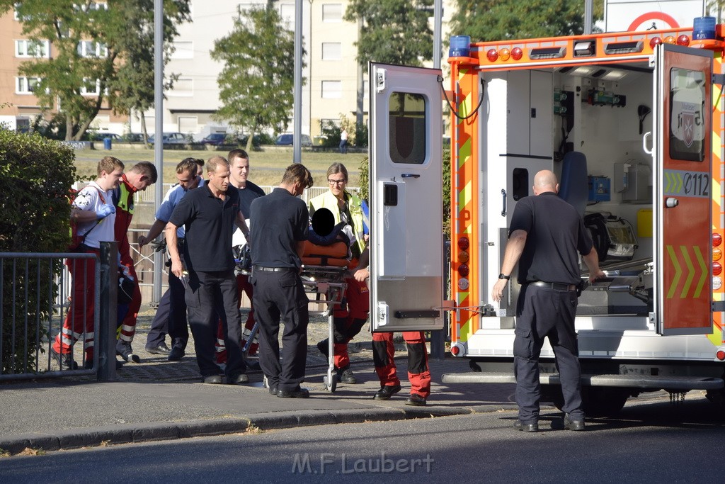 PRhein Koeln Deutz gesprungen Hohenzollern Bruecke Kein Suizid P24.JPG - Miklos Laubert